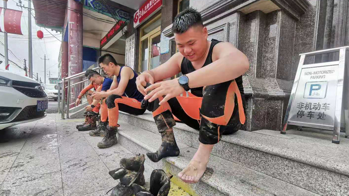 果然视频消防员救援间隙拧干袜子上的水鞋穿四天已破洞