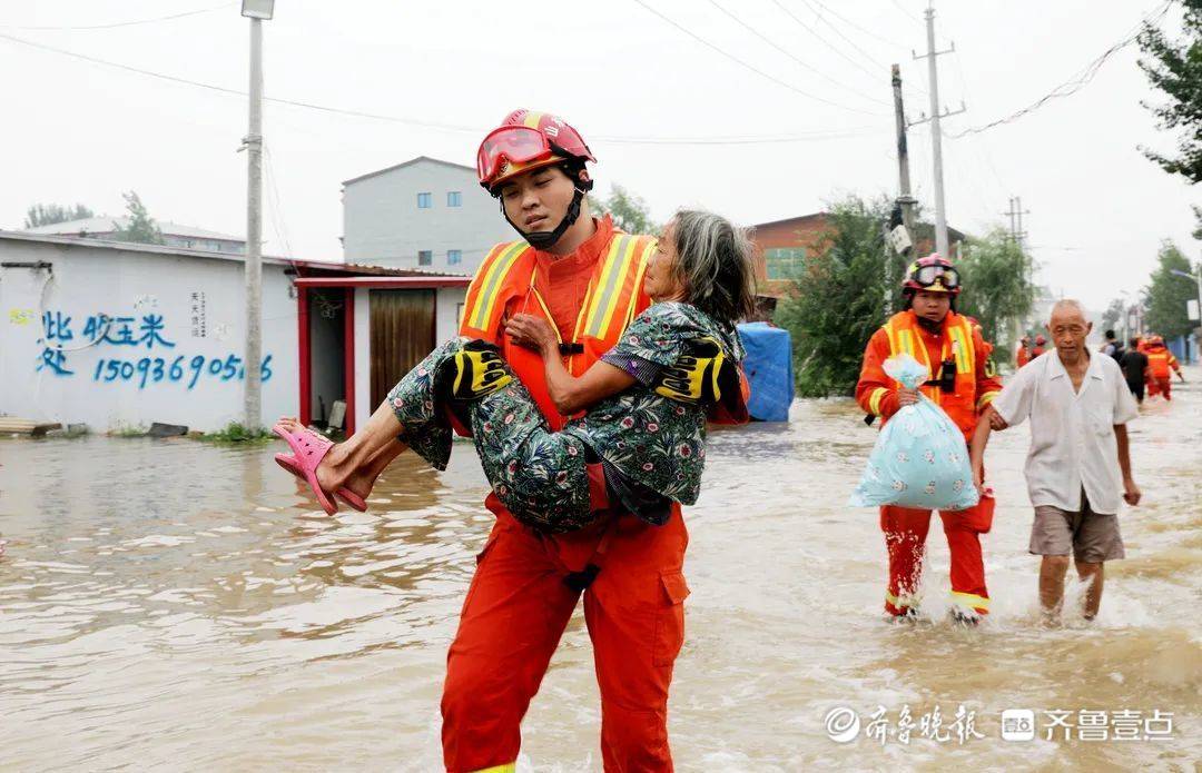 聊城消防指战员当机立断采用"公主抱"的方式将老人转移至安全区域.
