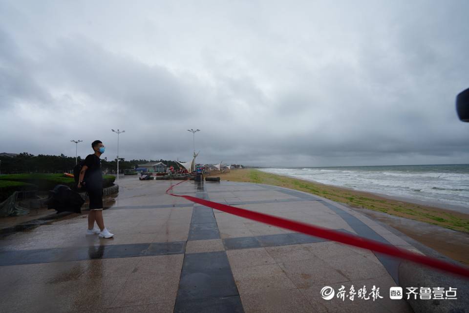 受台风“烟花”影响，日照市所有海水浴场暂时关闭