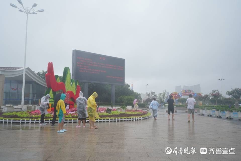 受台风“烟花”影响，日照市所有海水浴场暂时关闭