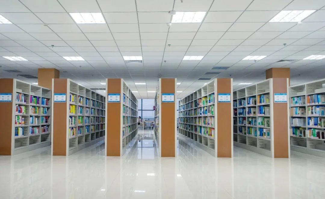 泰山科技学院这个图书馆设置独特可实现刷脸借书