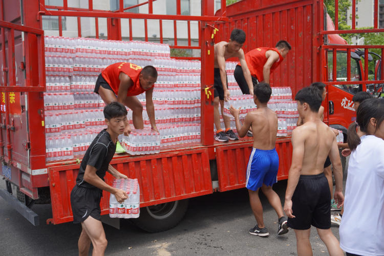鲁豫一家亲！ 薛记炒货支援河南灾区物资已抵达！河南加油！