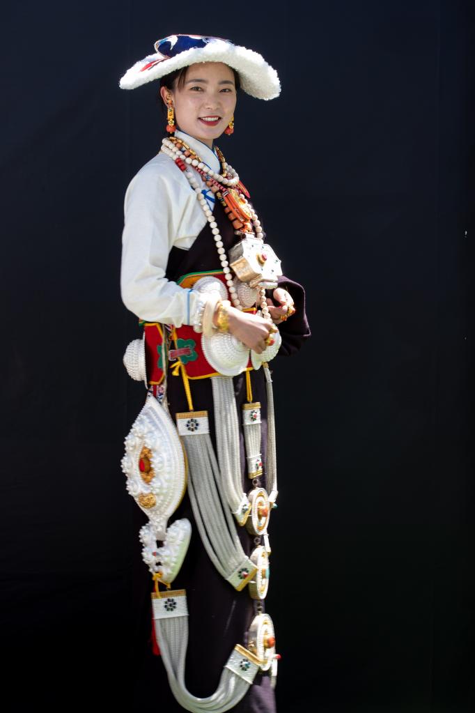 扎坝女性传统藏族服饰-齐鲁晚报·齐鲁壹点