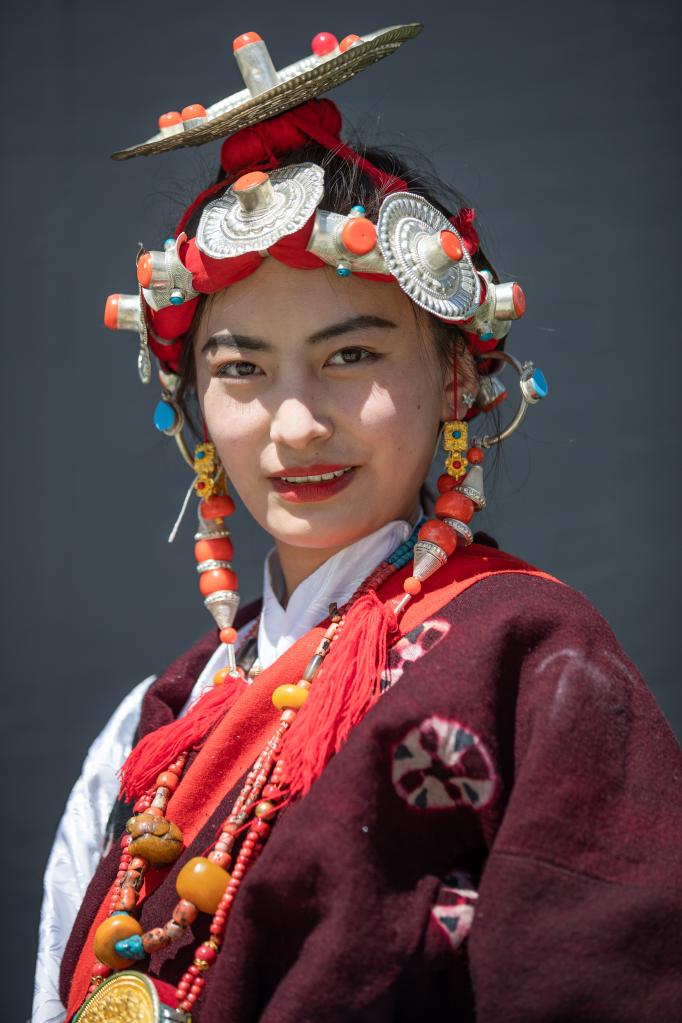扎坝女性传统藏族服饰-齐鲁晚报·齐鲁壹点