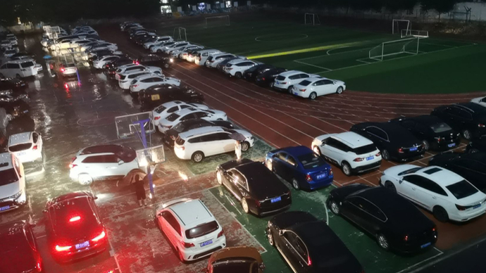 果然视频|点赞！光明小学向周围社区群众开放场地停放车辆