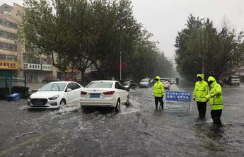 聊城公安交警：全警全员战“烟花”，闻“汛”而动保畅安