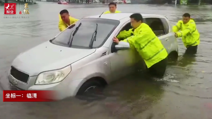 视频直击！暴雨中，聊城街头那抹温暖的“荧光黄”