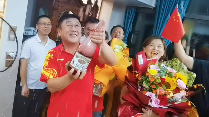 果然视频|陈梦奥运夺冠，父母高唱国歌、开香槟庆祝