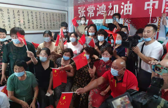 张常鸿妈妈：特意穿上红旗袍，祝福孩子旗开得胜