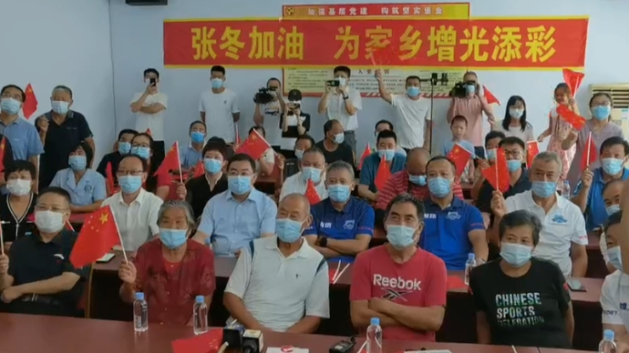 张冬妈妈：这次成绩很可以，争取下次夺冠！