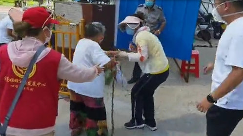 果然视频|泪目了!核酸检测现场,烟台大姨放下二百元钱转身离开