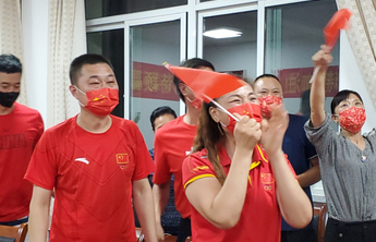 刘诗颖一枪定乾坤！妈妈说奖励：最爱吃的小龙虾随时备好