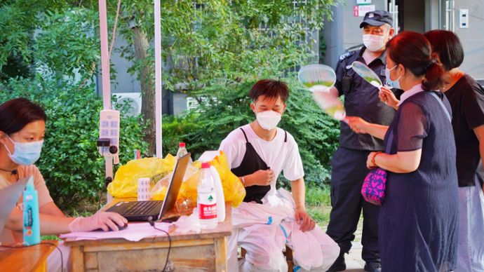 果然视频丨德州：核酸检测现场，居民主动为医护人员扇扇子降温