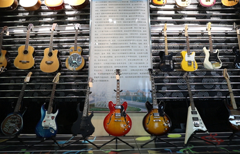 走进宝藏村镇|小乐器“玩”出大名堂，潍坊崛起世界级吉他小镇