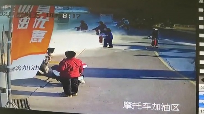 爱在济宁|摩托车突然自燃  加油员化险为夷