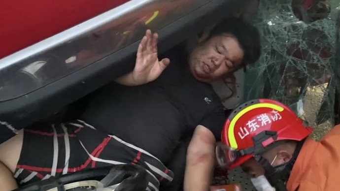 爱在济宁 | 车辆追尾一人被困 北湖消防紧急救援