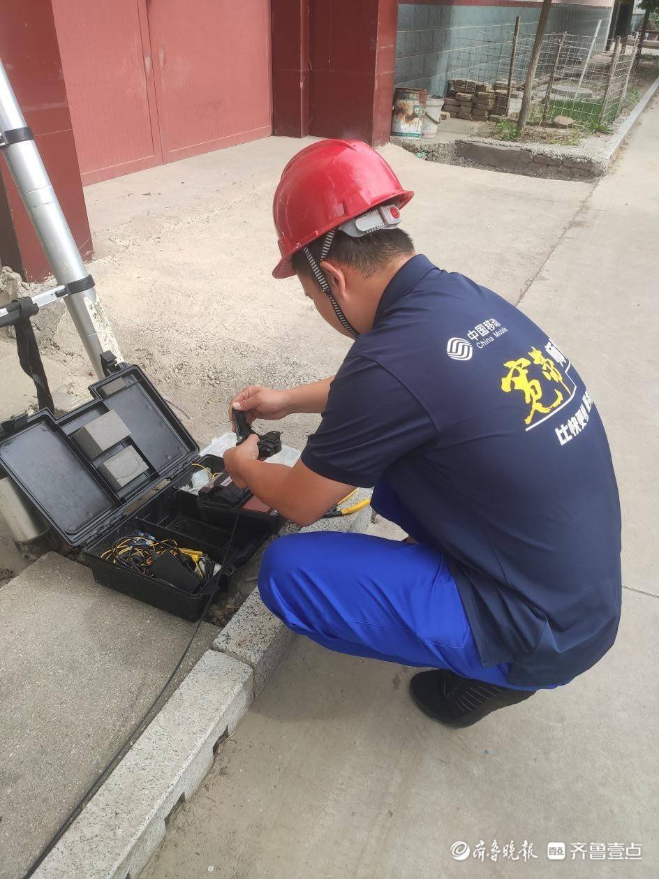 战高温斗酷暑烈日烤验下的移动宽带师傅