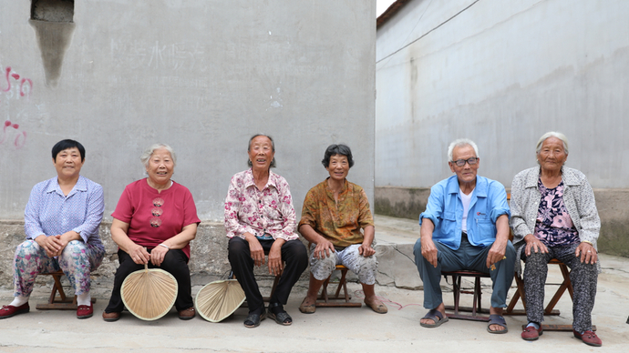 “布鞋校长”的学生们：长大后我就成了你