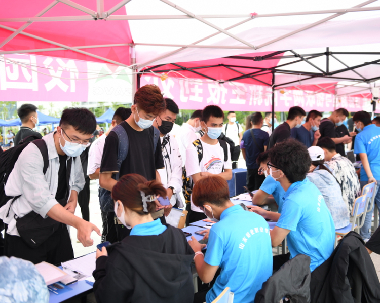 初秋已至，2021威海大中小学秋季新学期将开始， 齐鲁晚报·齐鲁壹点会第一时间发布开学相关动态、政策，全程记录疫情防控下的开学人和事。