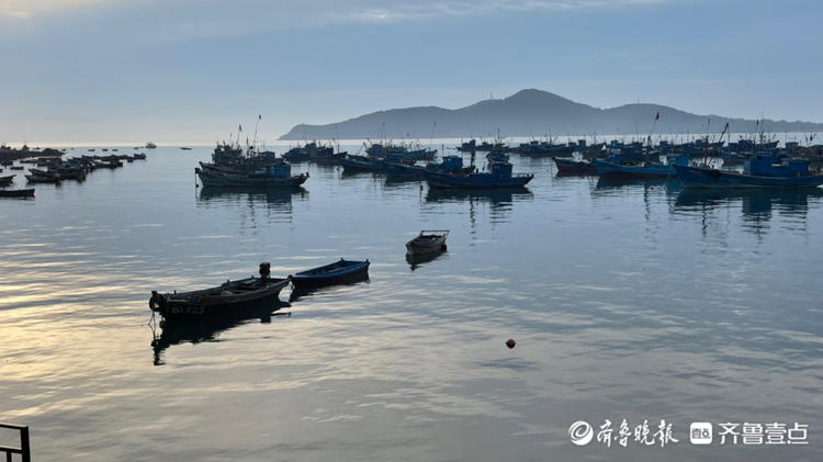 开海啦！威海码头多艘渔船整装待发，跟情报员迎接大船归来！