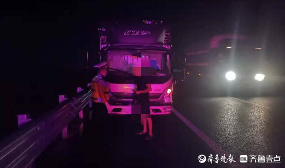 雨夜货车灯光突发故障烟台高速交警一路护送下站