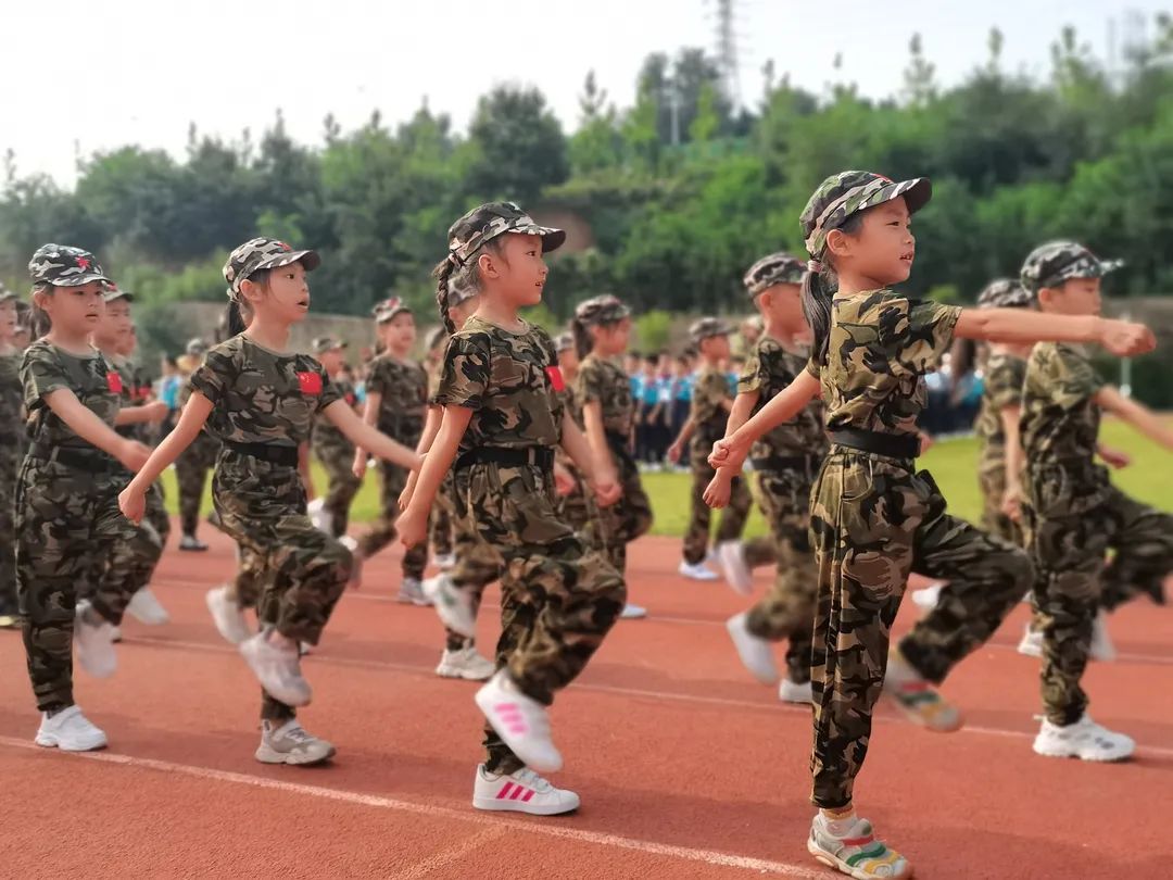 小学生军训图片