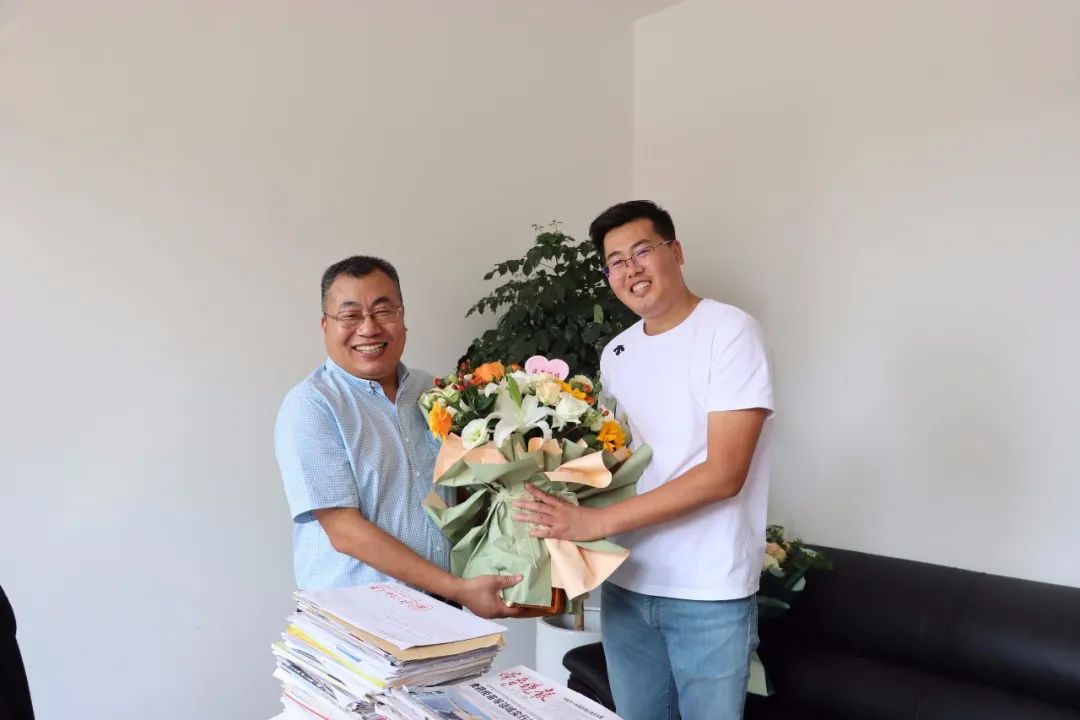 牟平育英首位北大毕业生林小楠返校看望恩师