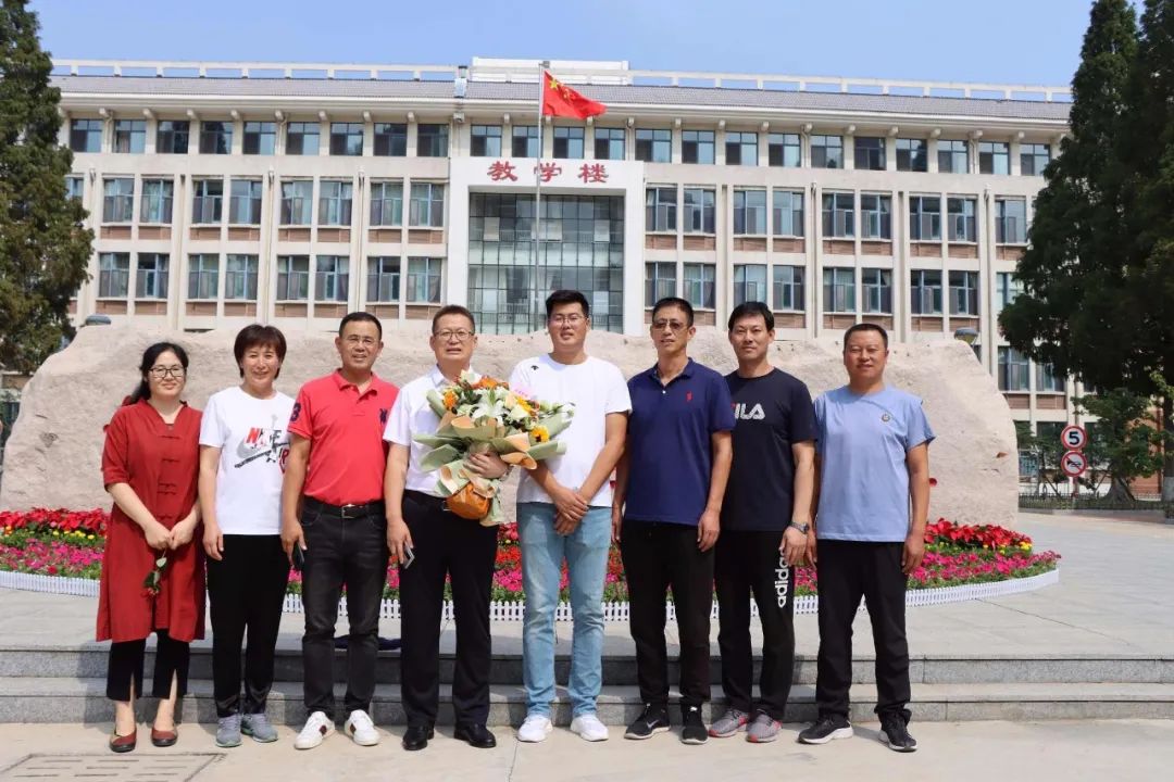 牟平育英首位北大毕业生林小楠返校看望恩师