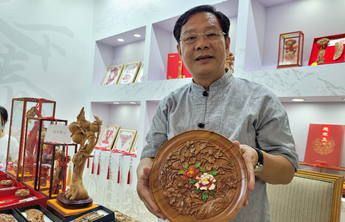 泰安特产亮相新闻发布厅：肥桃甜酸枣叶茶醇，泰山皮影赢得满堂彩