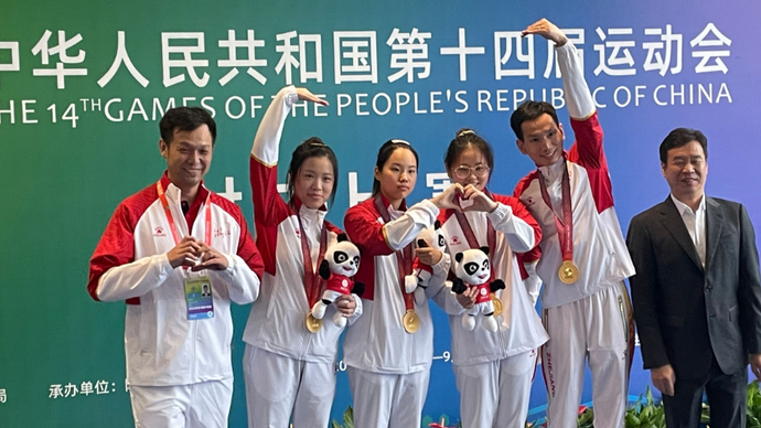 全景全运丨可可爱爱！杨倩与队友合影，颁奖典礼开始“秒变脸”