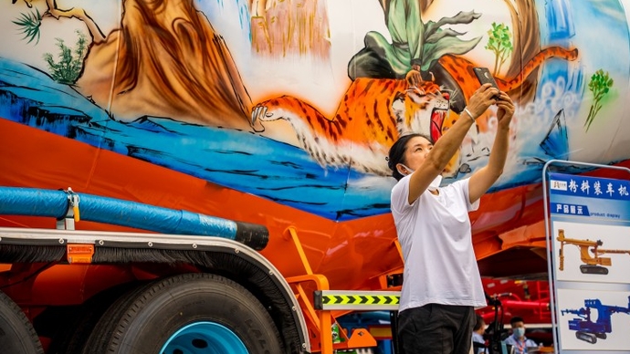 果然视频|“武松打虎”画上罐车，水浒画让金属大家伙有了温度