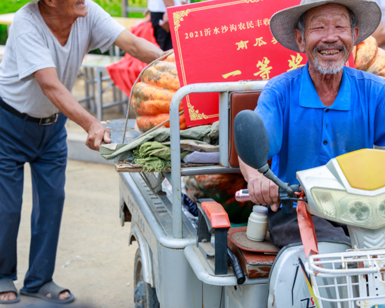 在这里，他们把镜头对准身边的他（她）们，对准假期里的点点滴滴
秋雨濛濛情意浓浓，用心记录下来的，都将会是最美好的时刻。