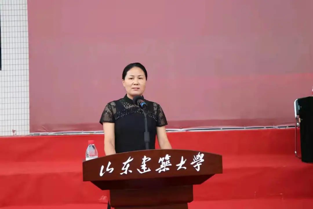 学生家长孙红梅女士作为新生家长代表发言,对辛勤育人的学校和老师