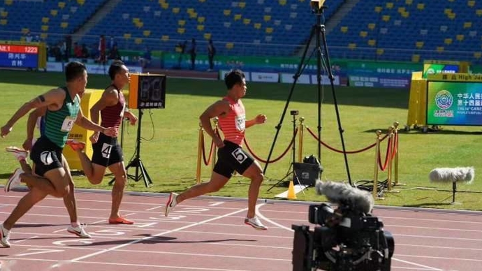 “添神”也没有特权！全运会男子100米预赛，苏炳添独自安检