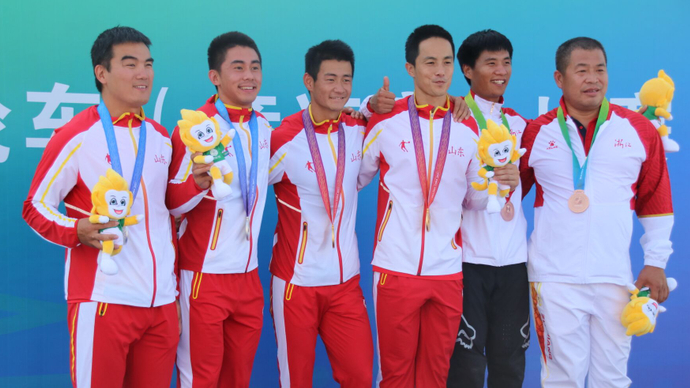 果然视频|泥地里摔出的银牌，山东小轮车选手苗润鹏展示累累伤痕