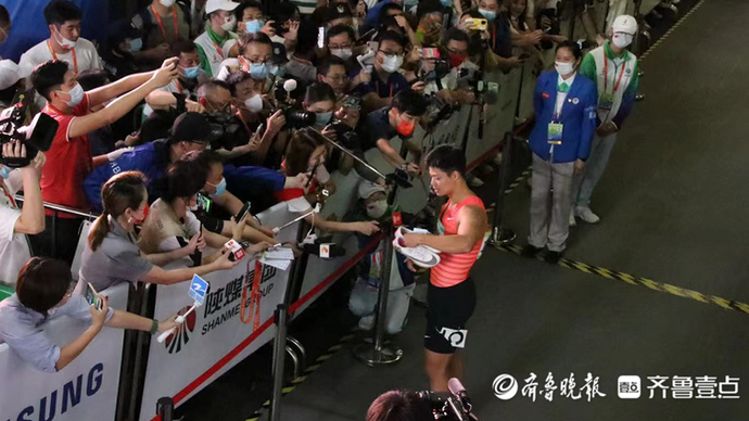 全运季|与月亮抢镜的苏炳添，一个“散装”的中秋节