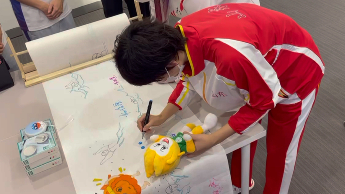 小才女！游泳小将杨浚瑄赛后在发布会厅认真画全运吉祥物“金金”