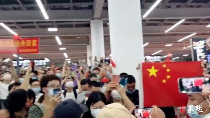 果然视频|齐鲁壹点记者深圳机场直击：歌唱祖国歌声和加油声不断