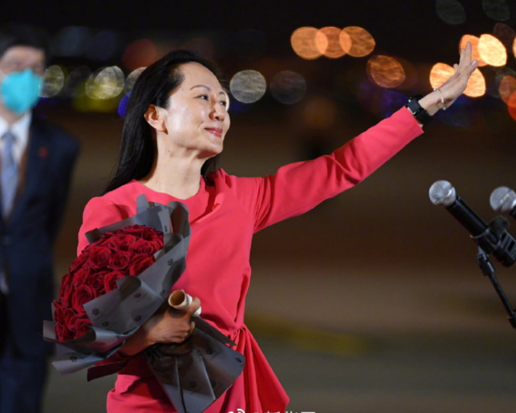 经中国政府不懈努力，孟晚舟女士已经乘坐中国政府包机离开加拿大，回到祖国，并与家人团聚。