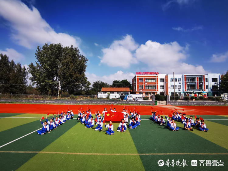 童心向党，我与国旗合个影！即墨区大信街道组织开展文明实践活动