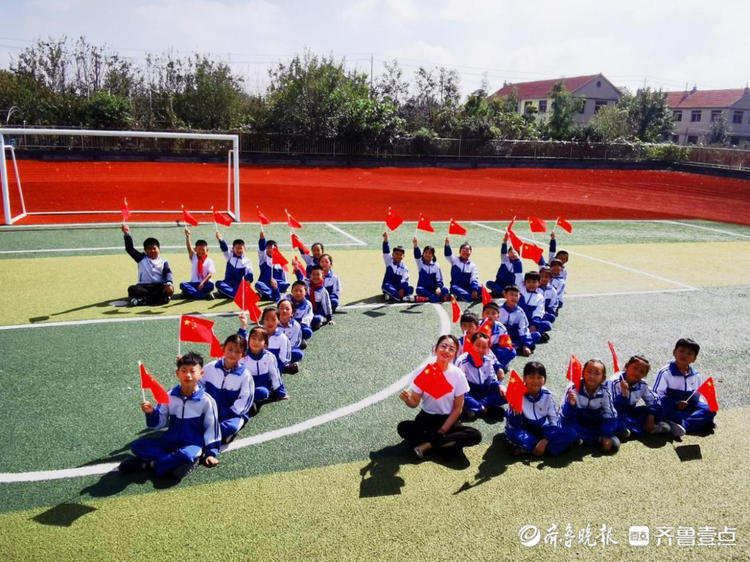 童心向党，我与国旗合个影！即墨区大信街道组织开展文明实践活动