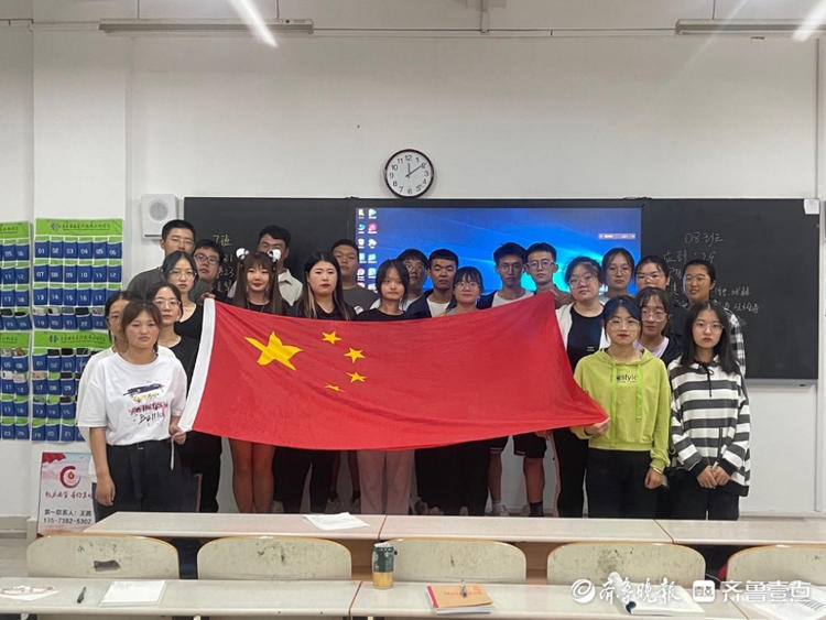 青春与爱国同框！青岛酒店管理职院学子与国旗合个影