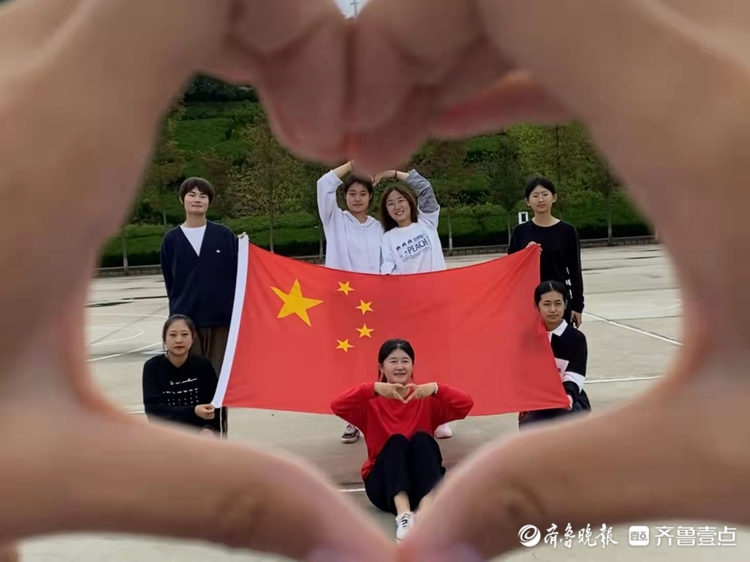 青春与爱国同框！青岛酒店管理职院学子与国旗合个影