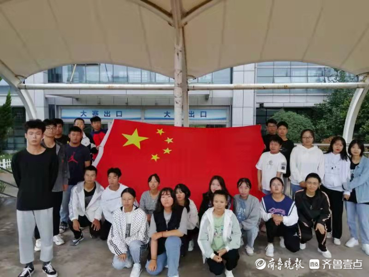 青春与爱国同框！青岛酒店管理职院学子与国旗合个影