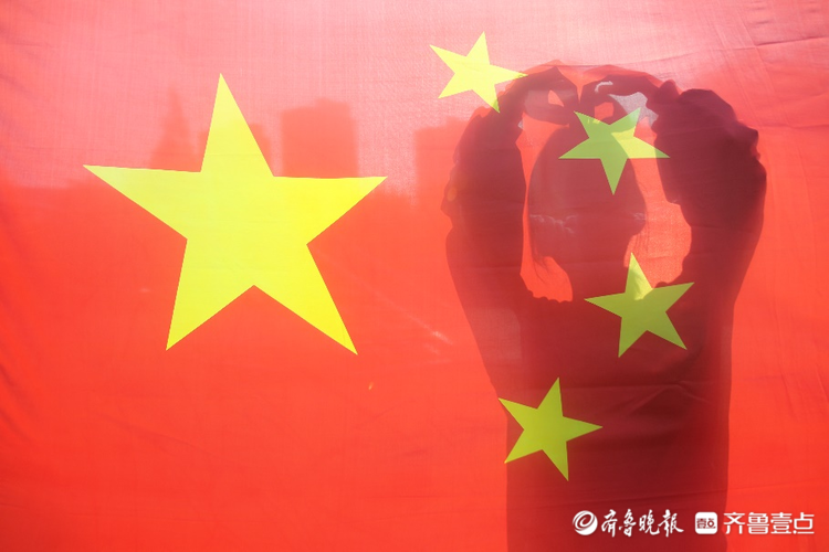 青春与爱国同框！青岛酒店管理职院学子与国旗合个影