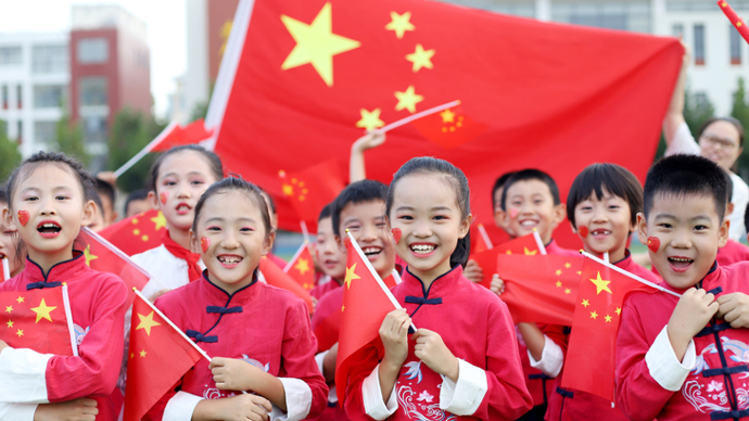 科达小学：“我和国旗合个影”