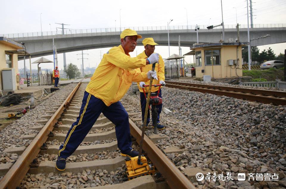 国庆我在岗丨坪岚铁路线路工:守护每一列火车平安驶过-齐鲁晚报·齐鲁
