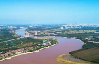 黄河山东段每日近万人的群防队伍开展巡堤查险和滩区防守