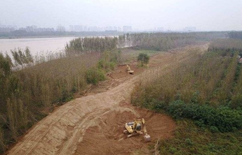 济南黄河北岸抢筑临时坝，保护大堤内农田  