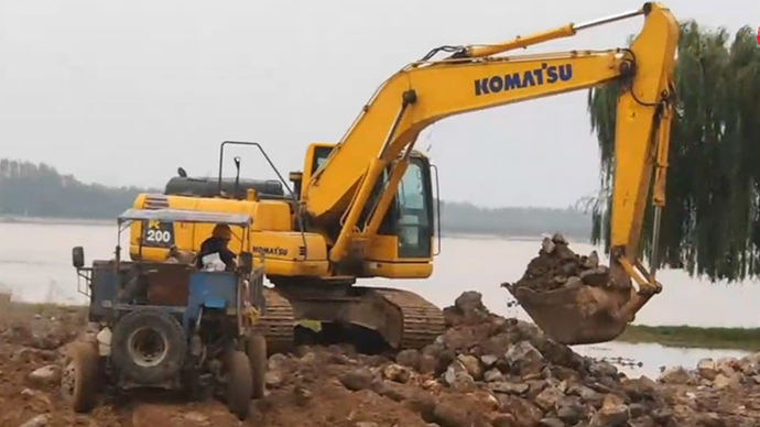 果然视频|济南黄河防汛前沿，抛投石方防范洪水冲刷大堤